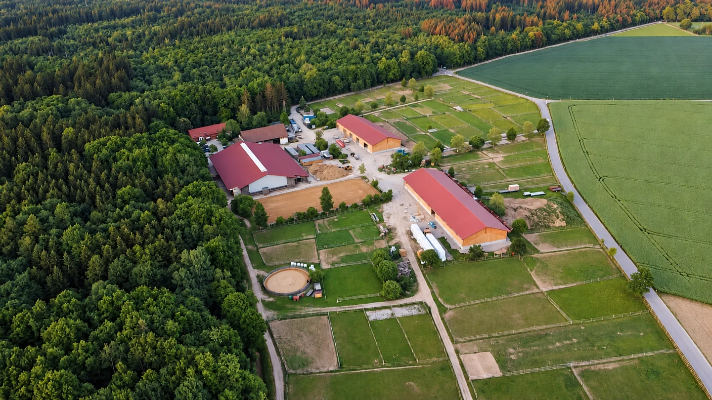 Blick aus der Luft auf unsere Hofanlage