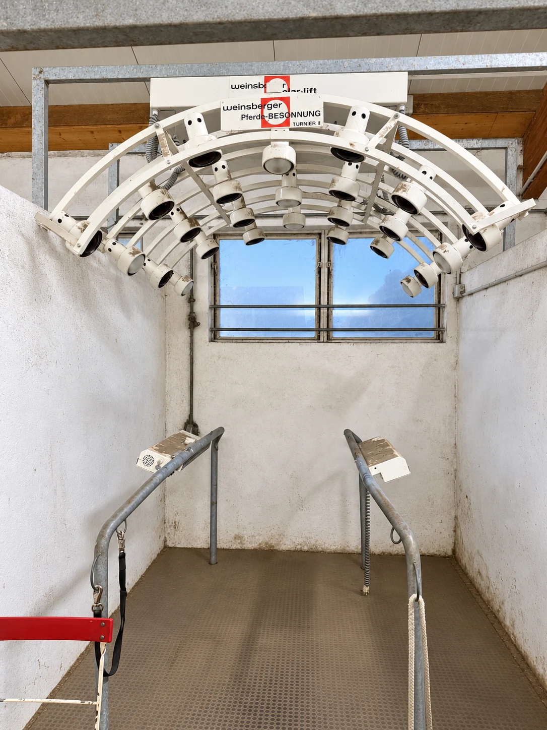 Solariumsplatz mit vorhandenen Lampen und Haltestangen