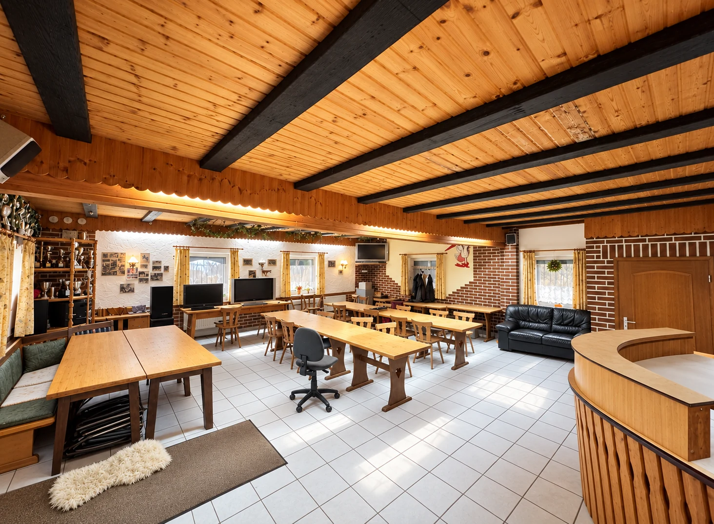 Unser Reiterstüberl mit Holztischen, Sitzplätzen und Theke